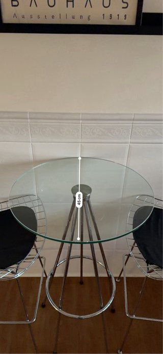 Mesa alta y 2 sillas altas