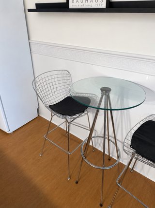 Mesa alta y 2 sillas altas