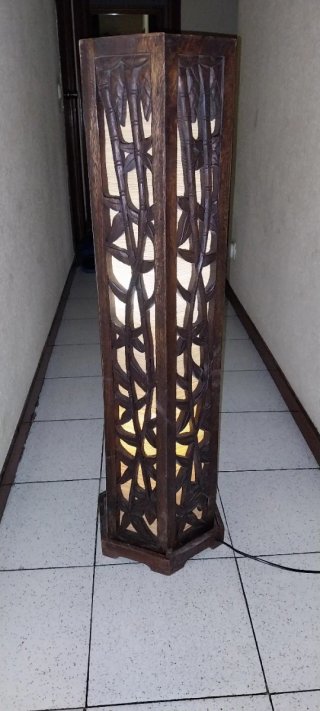 Lámpara de pie de madera tallada