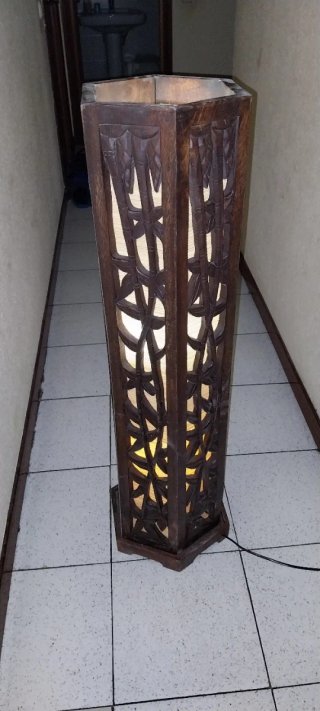 Lámpara de pie de madera tallada
