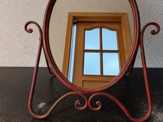 Espejo de tocador con corona roja