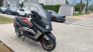 Yamaha TMAX Maxi Scooter Negra y Marrón