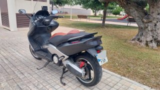 Yamaha TMAX Maxi Scooter Negra y Marrón