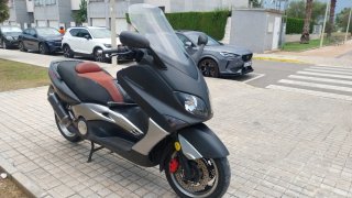 Yamaha TMAX Maxi Scooter Negra y Marrón