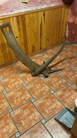 Arado antiguo de madera y metal