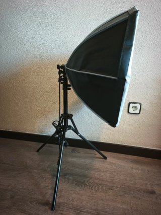 Softbox y trípode para fotografía