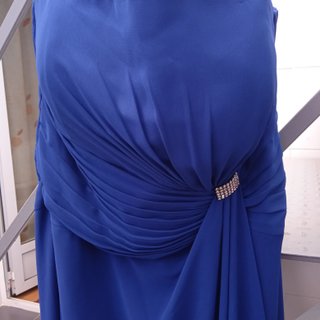 Vestido de fiesta azul con pedrería