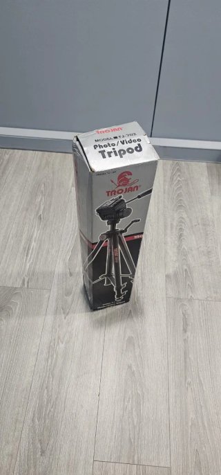 Trípode negro para cámara