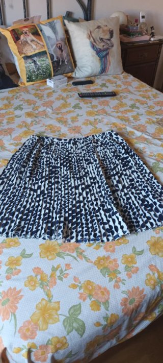 Falda plisada topos blanco y azul marino