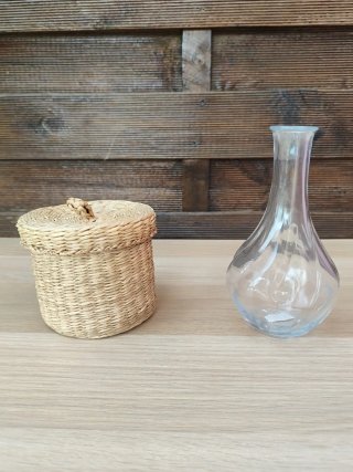 Cesta mimbre y jarrón cristal