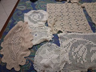 Lotto centrini uncinetto beige e bianchi