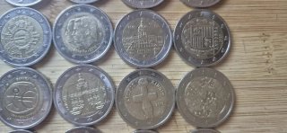 Lotto di 25 monete da 2 euro
