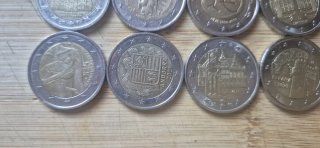 Lotto di 25 monete da 2 euro