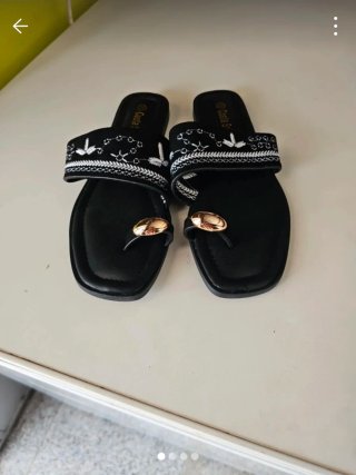 Sandalias negras con detalle dorado