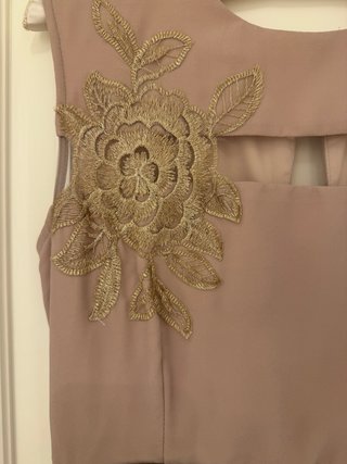 Vestido largo vaporoso rosa y dorado