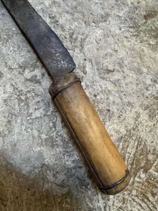 Hoz antigua de metal y madera