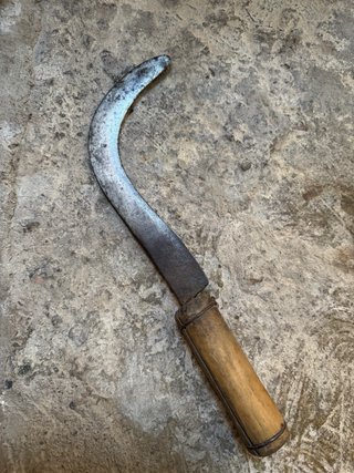 Hoz antigua de metal y madera