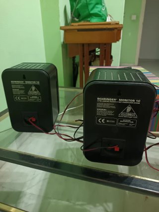 2 Altavoces Behringer Monitor 1C Negros