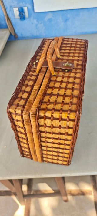 Cesta vintage de mimbre para picnic