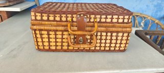 Cesta vintage de mimbre para picnic