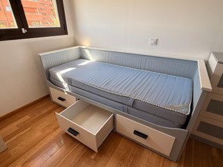 Cama con cajones, colchone, estantería y comoda