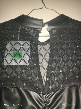 Vestido negro con encaje y drapeado