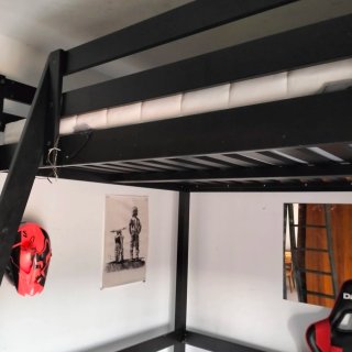 Cama alta Ikea negra y madera