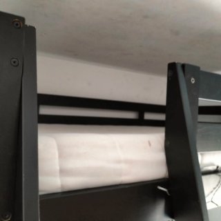 Cama alta Ikea negra y madera