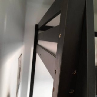 Cama alta Ikea negra y madera