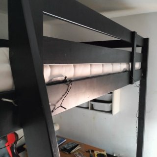 Cama alta Ikea negra y madera