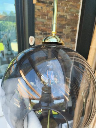 Lámpara de pie dorada con globo de cristal