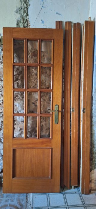 Puerta de madera con cristales
