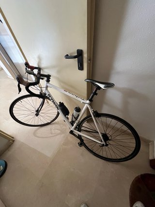 Bicicleta de carretera blanca