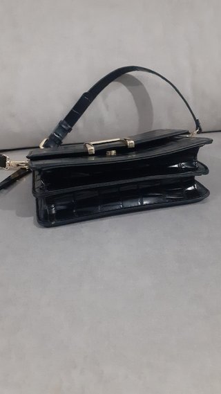 Bolso negro con cierre metálico