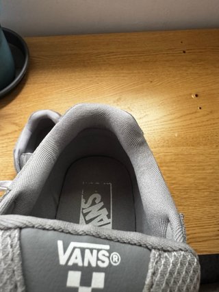 Zapatillas Vans grises y blancas