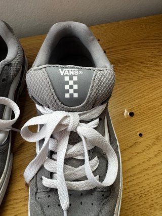 Zapatillas Vans grises y blancas