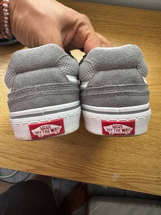 Zapatillas Vans grises y blancas