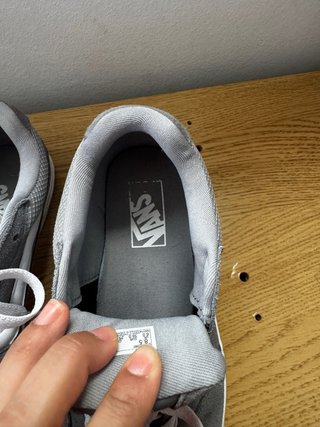 Zapatillas Vans grises y blancas