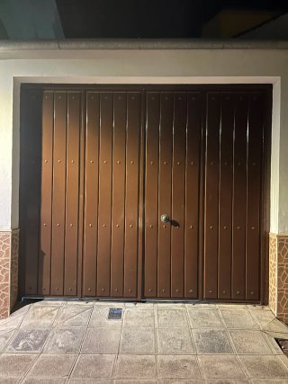 Puerta de cochera -garaje marrón