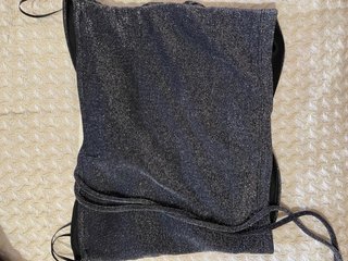Top brillante negro con cordón