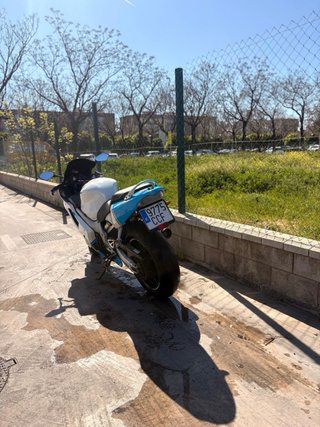 Honda CBR 600F4i Sportbike Blanca y Azul