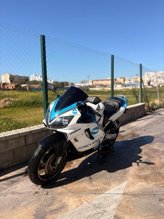 Honda CBR 600F4i Sportbike Blanca y Azul
