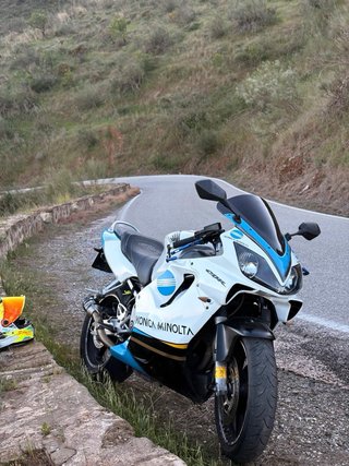 Honda CBR 600F4i Sportbike Blanca y Azul
