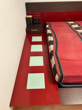 Cama tatami con mesillas y lateral cristal