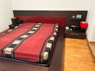 Cama tatami con mesillas y lateral cristal