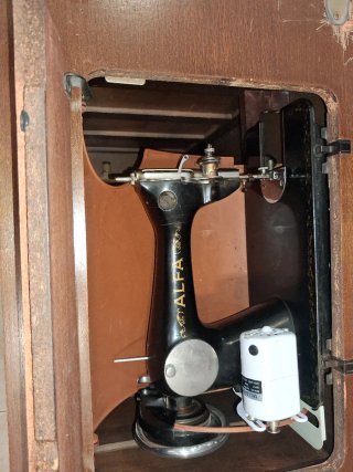 Máquina de coser Alfa antigua