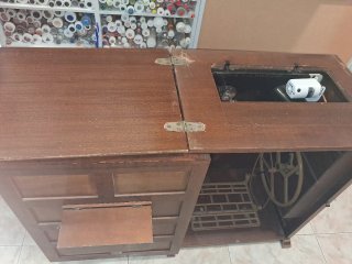 Máquina de coser Alfa antigua