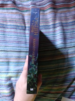 Bajo la hiedra, de Elspeth Cooper