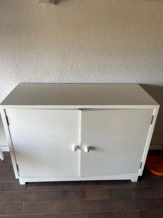 Cómoda de madera blanca