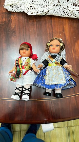Muñecos de plástico con trajes regionales